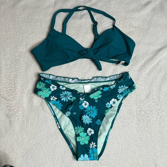 New with tags! Teal bikini with floral ruffle bottoms Sz Large - Picture 1 of 5
